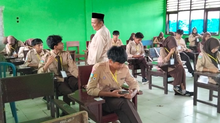 Semangat Baru Usai Liburan, MAN 1 Tebo Gelar Ujian Online Langsung di Pantau Kepala Madrasah Semangat Baru Usai Liburan, MAN 1 Tebo Gelar Ujian Online Langsung di Pantau Kepala Madrasah