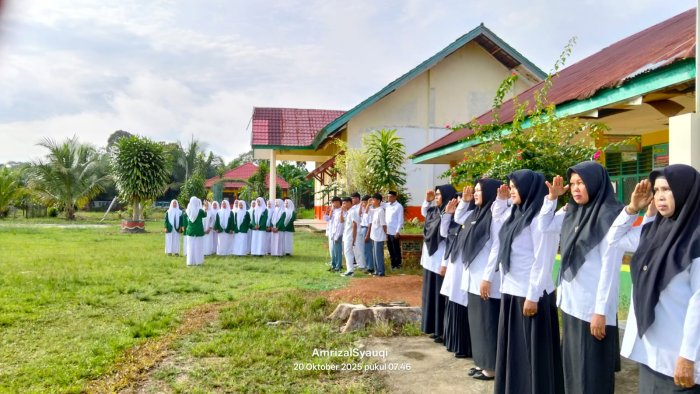 Rutinitas Penuh Semangat: Keluarga Besar MAN 1 Tebo Gelar Upacara Bendera Senin Pagi