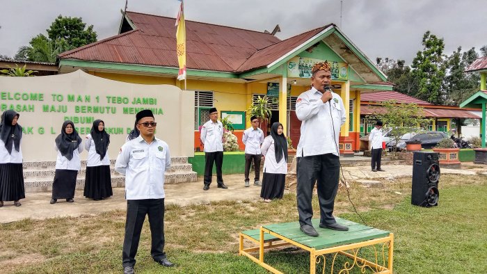MAN 1 Tebo Gelar Upacara Spesial Peringatan Hari Guru Nasional ke-80 Tahun 2025 Dengan Meriah Penuh Kejutan.
