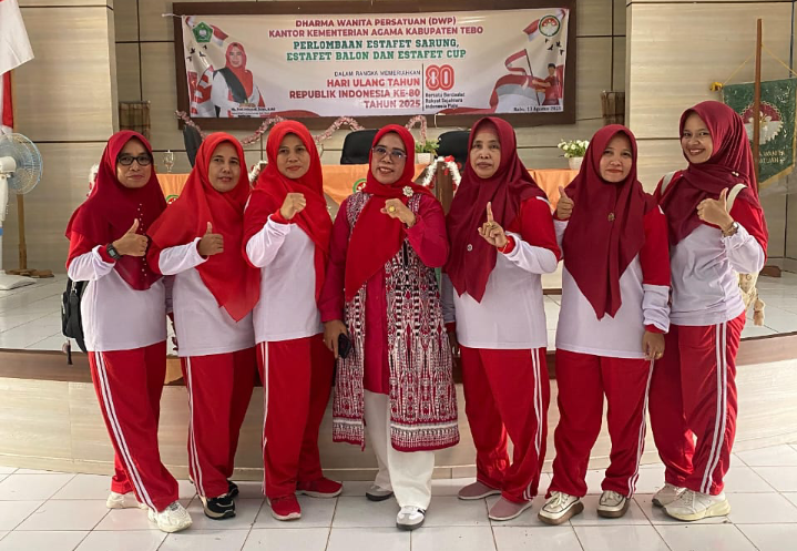 Guru MAN 1 Tebo Raih Juara 3 Lomba Estfet Sarung di Acara DWP Kemeng Tebo