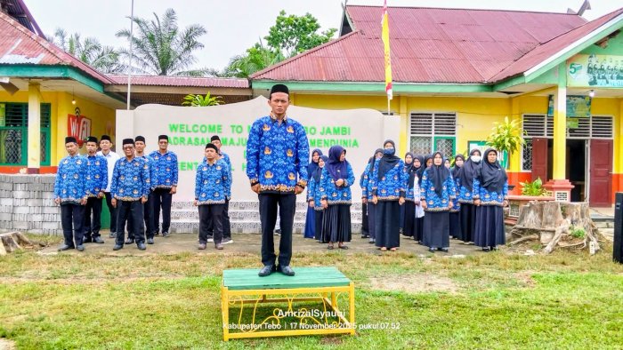 Tunjukan Kedisiplinan Kopri: MAN 1 Tebo Gelar Upacara Penuh Ketertiban dengan Absensi Manual