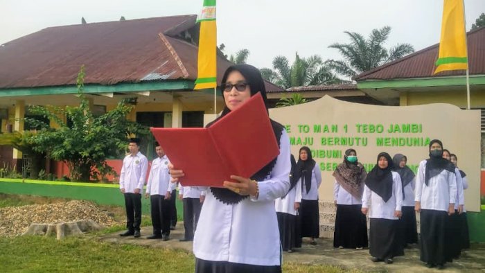 Sholat jegah perbuatan keji dan mungkar, MAN 1 Tebo Gelar Upacara Bendera Rutin Penuh Semangat islami