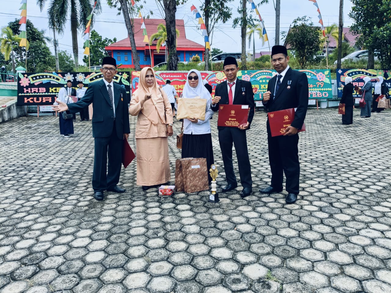 Guru-Guru MAN 1 Tebo Mendapatkan Penghargaan