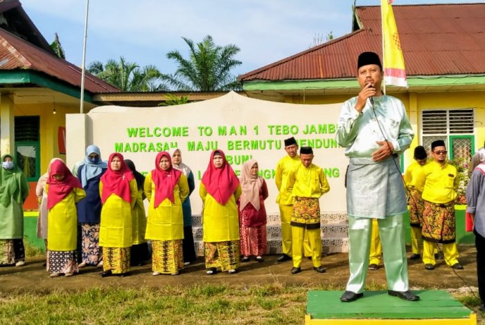 Penuh Adab dan Semangat Daerah: Keluarga Besar MAN 1 Tebo Semarakan HUT ke-26 Kabupaten Tebo.