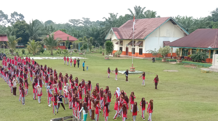 Sabtu Sehat MAN 1 Tebo: Senan Ceria dan Jalan Santai Keliling Kelurahan Pulau Temiang.