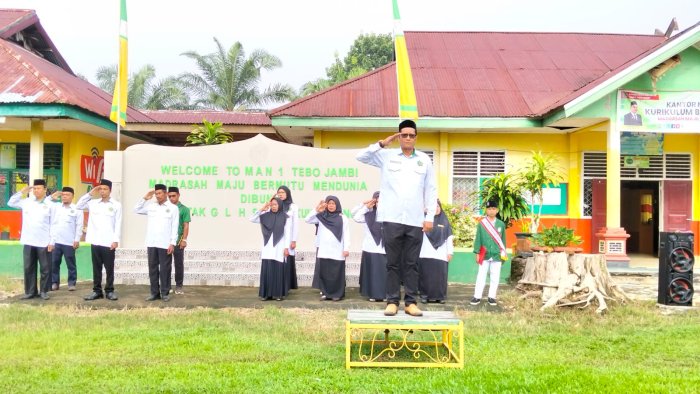 Tanam Kedisiplinan Melalui Algoritma Kehidupan R. Edi Gunawan Pimpin Upacara di MAN 1 Tebo