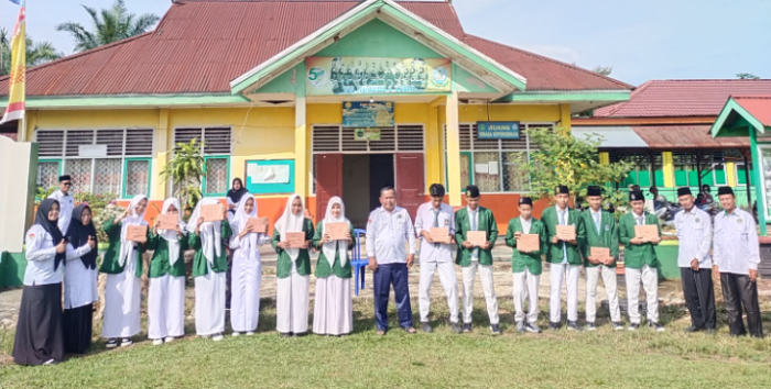 Apresiasi Meriah Pasca Upacara: Siswa MAN 1 Tebo Berprestasi di Lomba HUT Kabupaten Tebo Diberikan Penghargaan