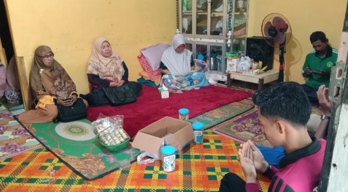 Seluruh Guru MAN 1 Tebo Jenguk Ibu Lisnadra, Berikan Dukungan dan Doa