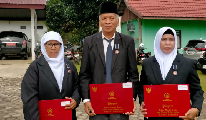 Guru MAN 1 Tebo Raih Penghargaan Satyalancana Karyasatya di Apel Kesadaran Nasional Kemenag Tebo.