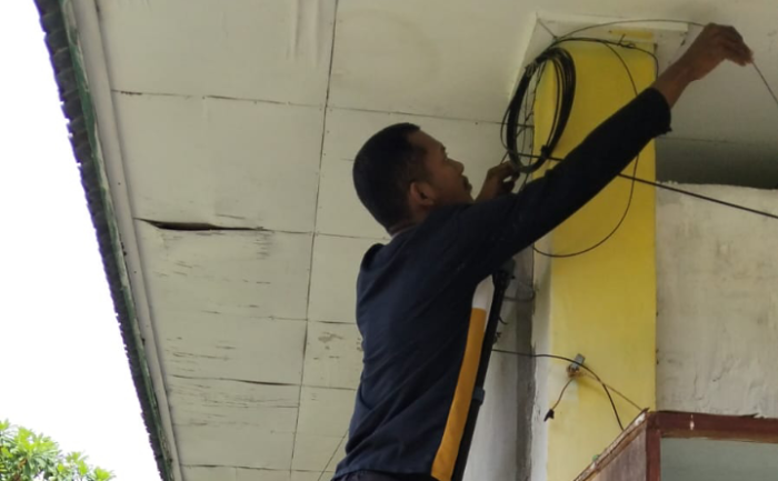 Jamin Koneksi Optimal: Perbaikan Alat WiFi MAN 1 Tebo Dilakukan dengan Penggantian Kabel Baru