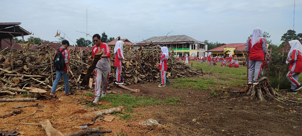 Gotong royong bersama guru dan siswa MAN 1 TEBO