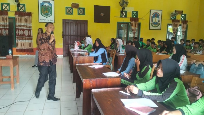 Keren dan Seru! Waka Humas MAN 1 Tebo Bakar Semangat Siswa Baru di Hari Ketiga MATAMUDA
