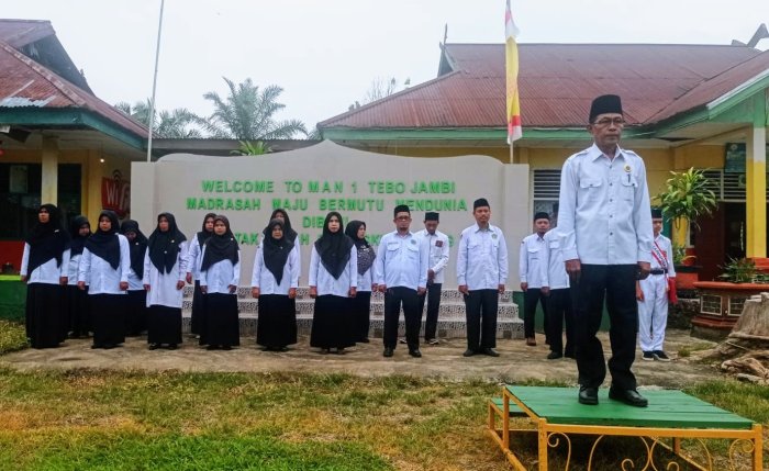 Semangat dan Aura Positif: KUA Tebo Ulu Jadi Pembina Upacara di MAN 1 Tebo.