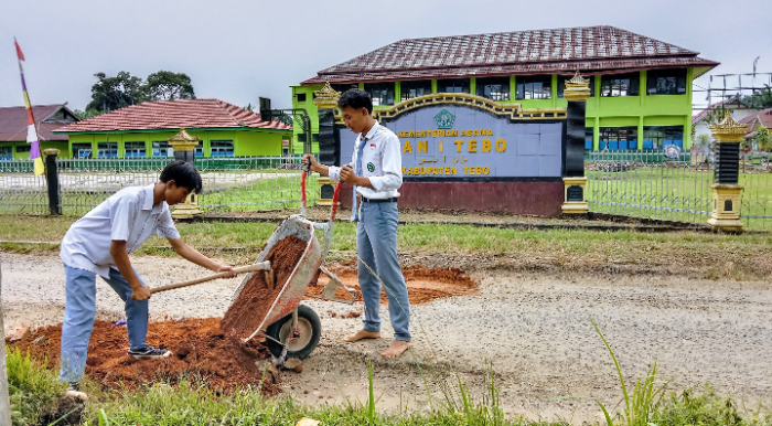 Bukti Bakti Nyata Siswa MAN 1 Tebo Timbun Lubang Jalan Rayakan Semangat Sumpah Pemuda
