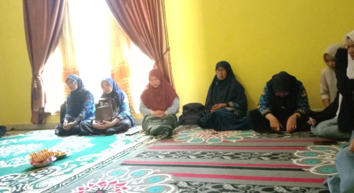 Tali Silaturahmi Erat: Kepala Madrasah dan Guru MAN 1 Tebo Jenguk Ibu Sutarmi yang Sakit.