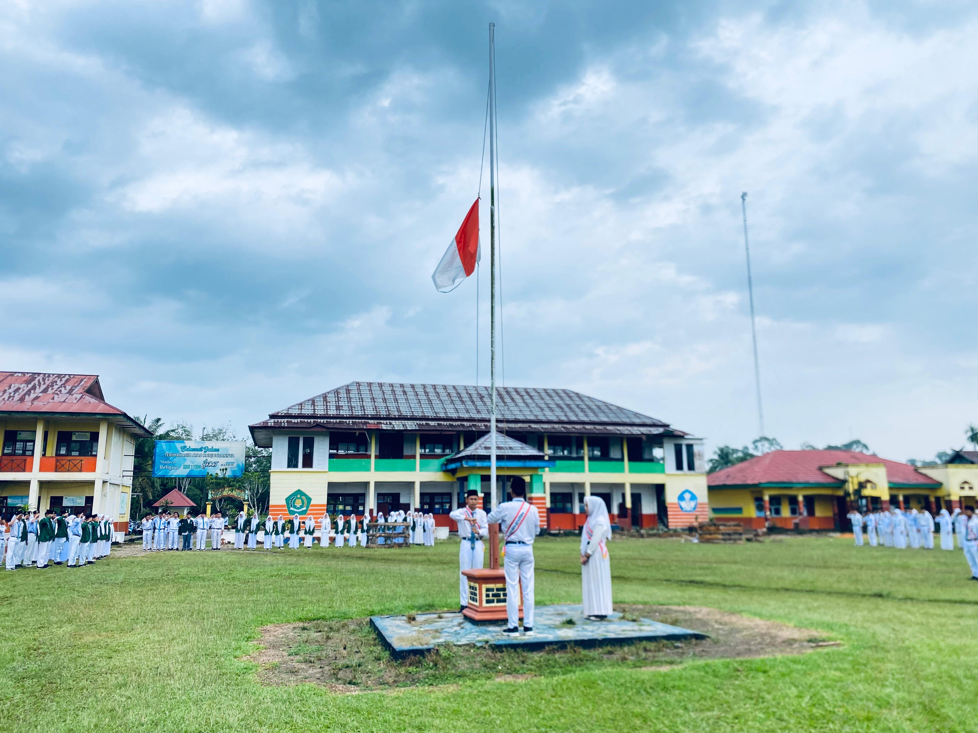 PELAKSANAAN KEGIATAN UPACARA BENDERA 