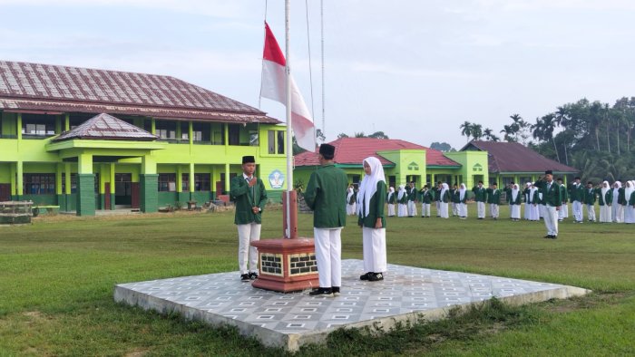 Upacara Bendera Senin Pagi di MAN 1 Tebo, Khidmat, Tertib, Disiplin Waktu Jadi Evalasi Utama