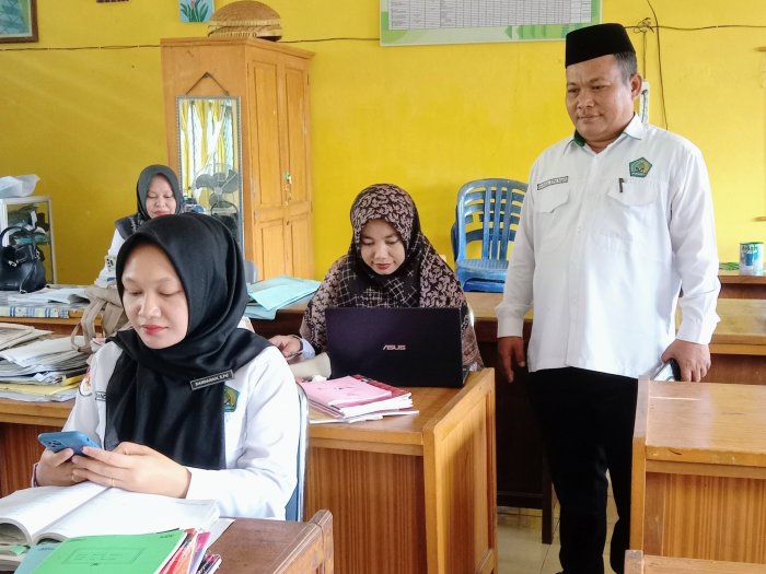 Kepala MAN 1 Tebo Supervisi Pelaksanaan Pembelajaran Daring Langsung dari Ruang Guru
