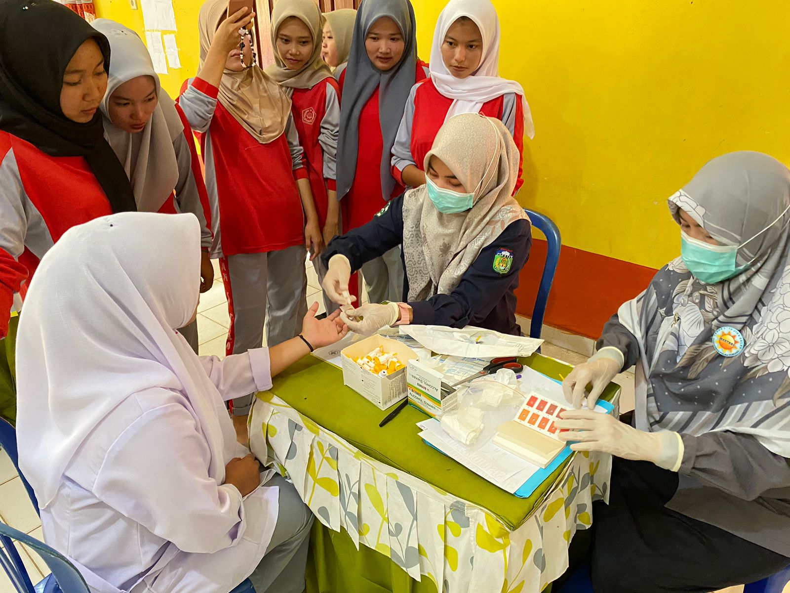 Pemeriksaan Hemoglobin(HB) pada siswi MAN 1 Tebo