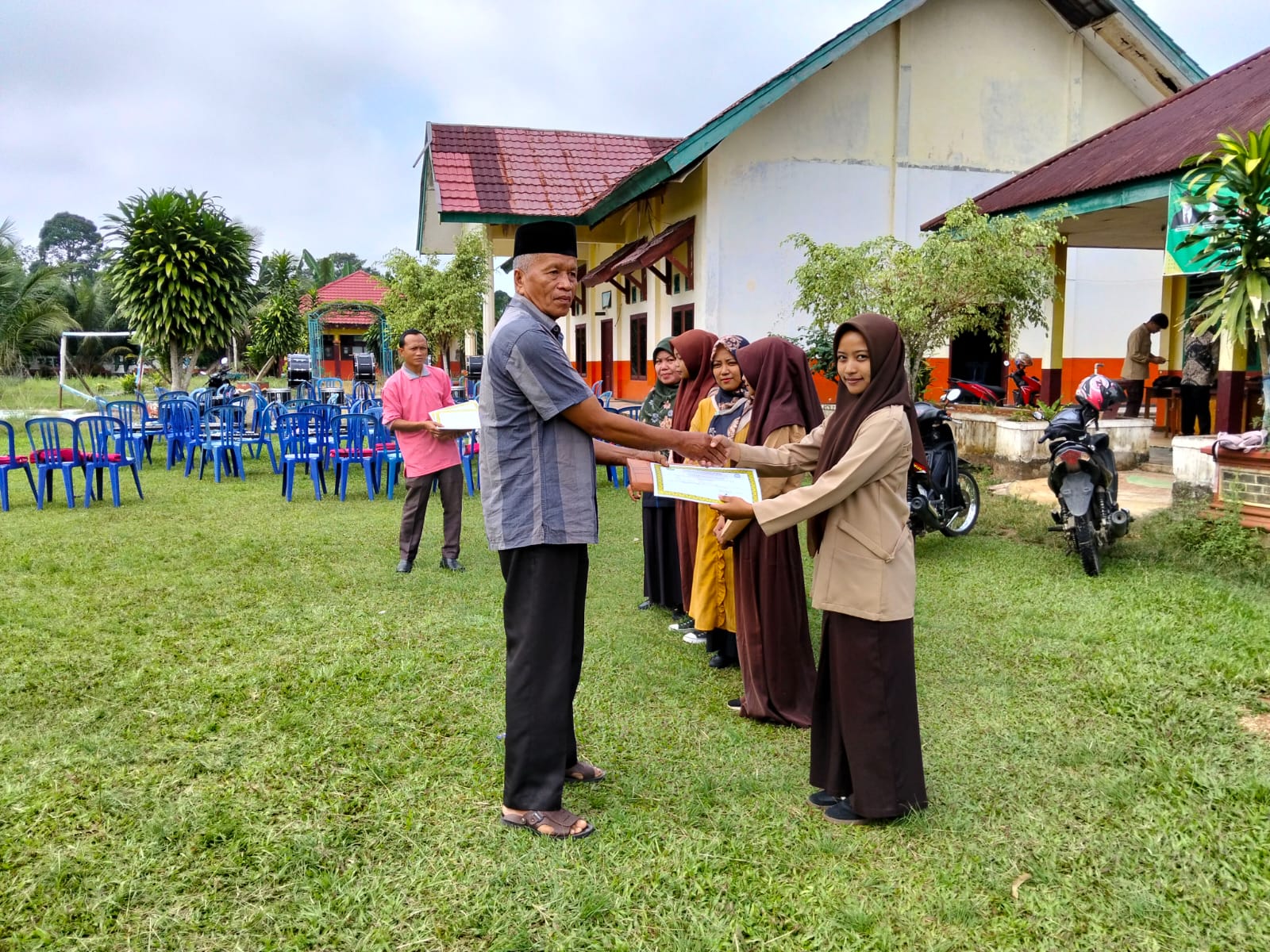 Penyerahan piagam pretasi pada asesmen sumatif semester genap