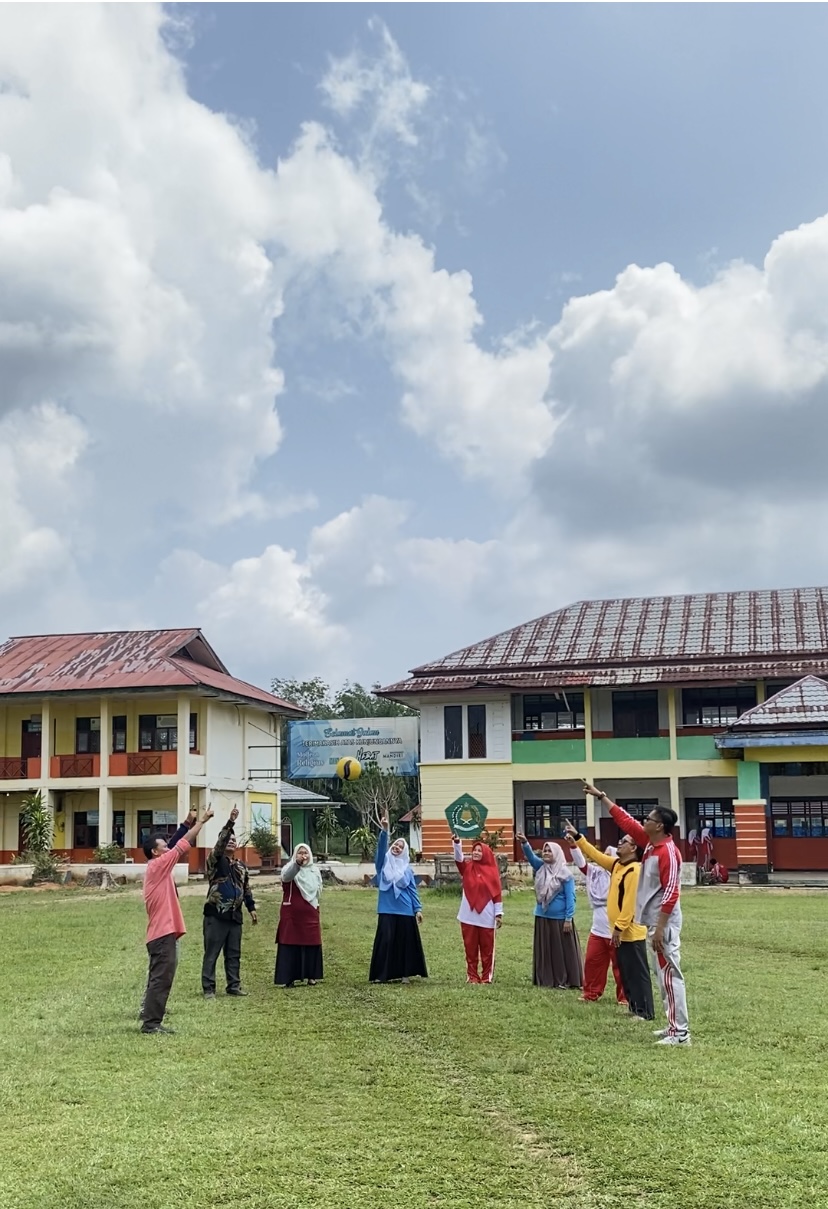 Foto guru dalam poster PPDBM