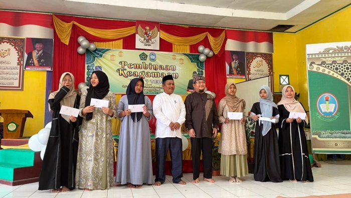 Momen Haru di Peringatan Isra Miraj, Enam Siswi MAN 1 Tebo Terima Santunan BAZNAS