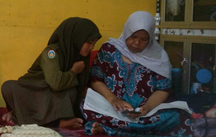 Siswa MAN 1 Tebo Jenguk Ibu Guru yang Baru Pulang dari Rumah Sakit