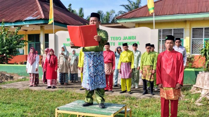 Nuansa Teluk Belango, MAN 1 Tebo gelar Upacara Khidmat HUT Provinsi Jambi ke-69