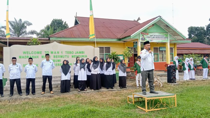 Kepala MAN 1 Tebo Tekankan Evaluasi Diri dan Kesiapan SPMB Pada Upacara Bendera Senin Pagi